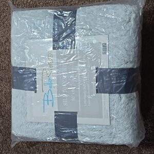 HOST PICK. NIP. Bella Russo Silk Touch Throw. 50"x60"